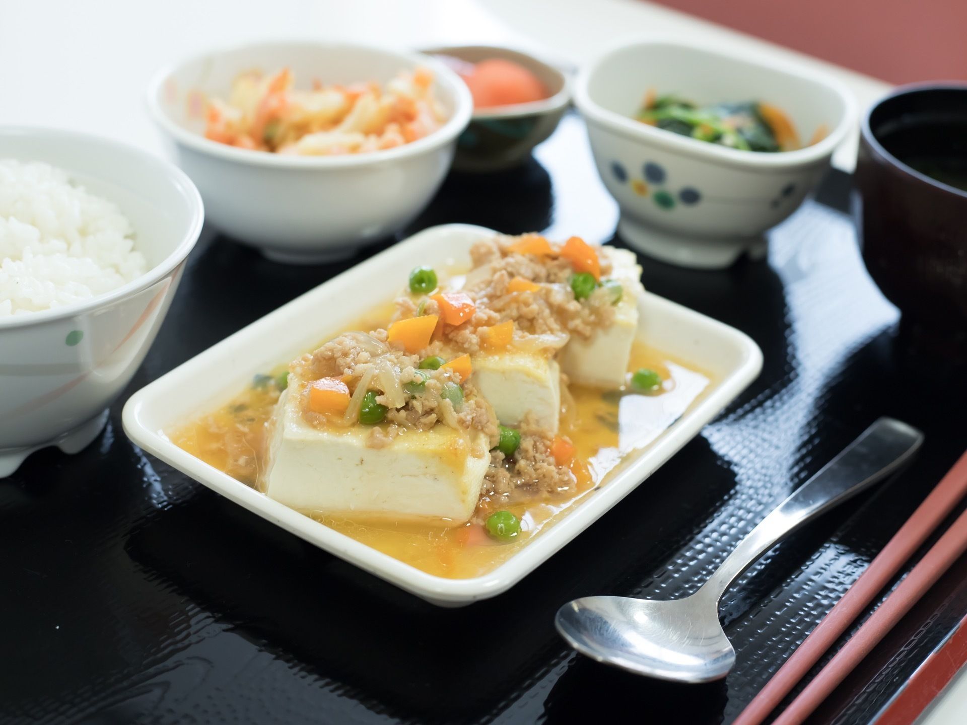 食事は品数も多くボリュームも十分である。大勢で会話を楽しみながら食事を摂ることができる。野菜を多く取ることができる献立になっている。