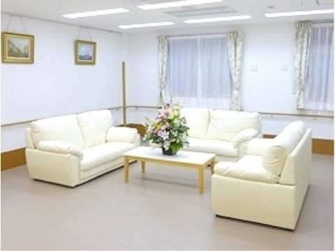 複数のソファーが置かれている、白を基調とした清潔感あふれる空間