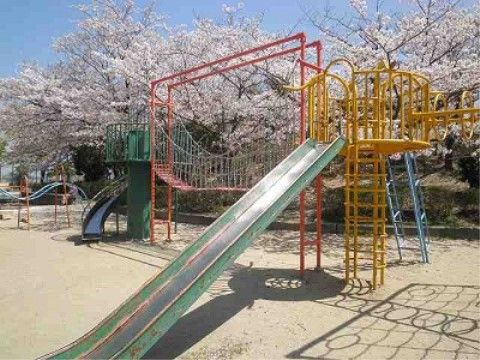 施設近くには公園がある。春にはお花見を楽しんでいただけ、遊具もあるので、面会に来られたお孫様と楽しい時間を過ごしていただける。