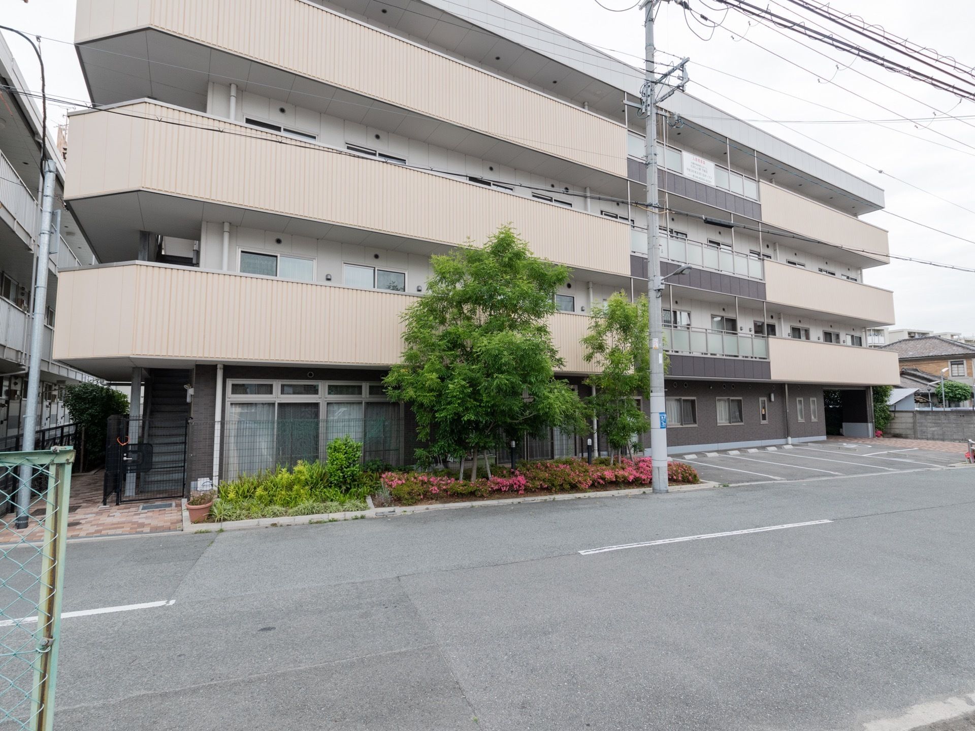 最寄駅より徒歩７分の住宅地にそびえたつ４階建ての建物で全45室が個室である。駐車場は見通しのよい道路に面している。