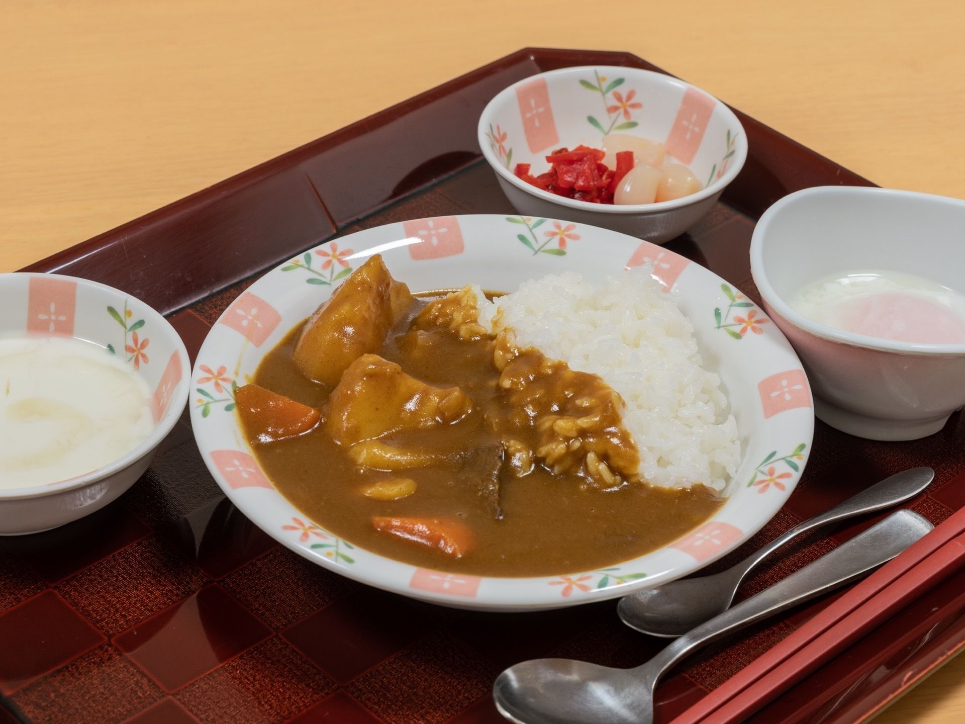 管理栄養士によって作られたカレーライスは、肉や野菜のバランスがよく、入居者様にも大人気のメニューである。