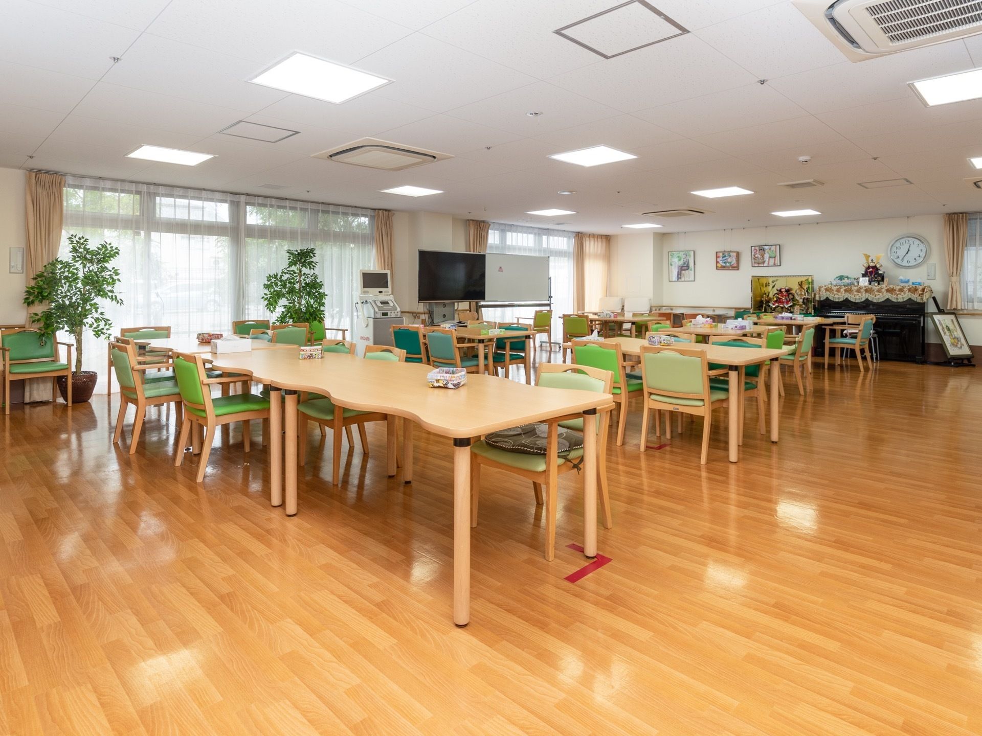１階にある食堂は、機能訓練室や多目的ホールとして利用されている。ピアノやカラオケ機器があり、大画面のテレビもある。