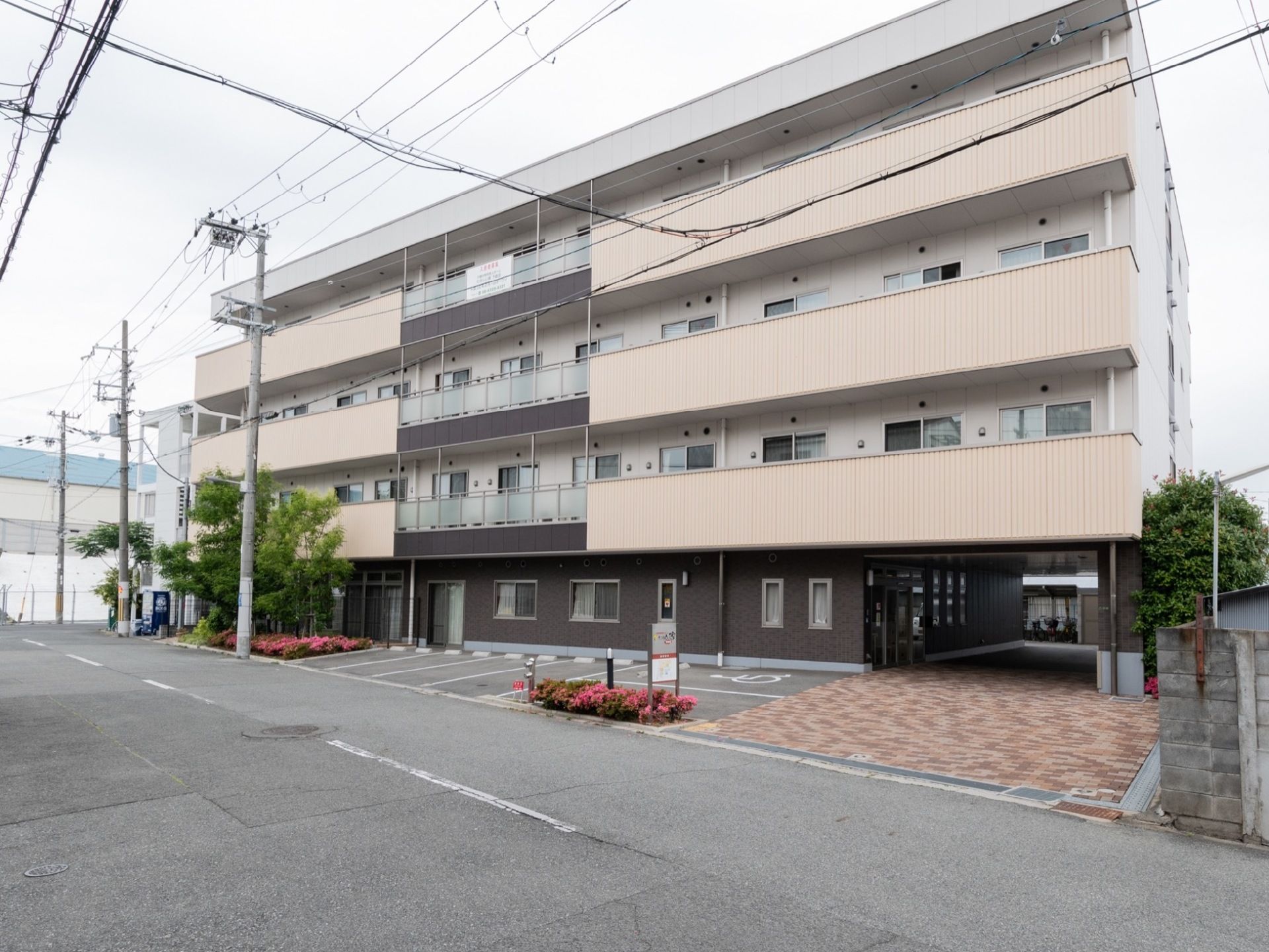 広い道路に面した駐車しやすいパーキングスペースがある。広い食堂の大きなから窓から見える場所には植え込みがされている。