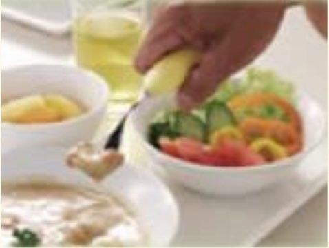 バランスの良い食事を用意している様子