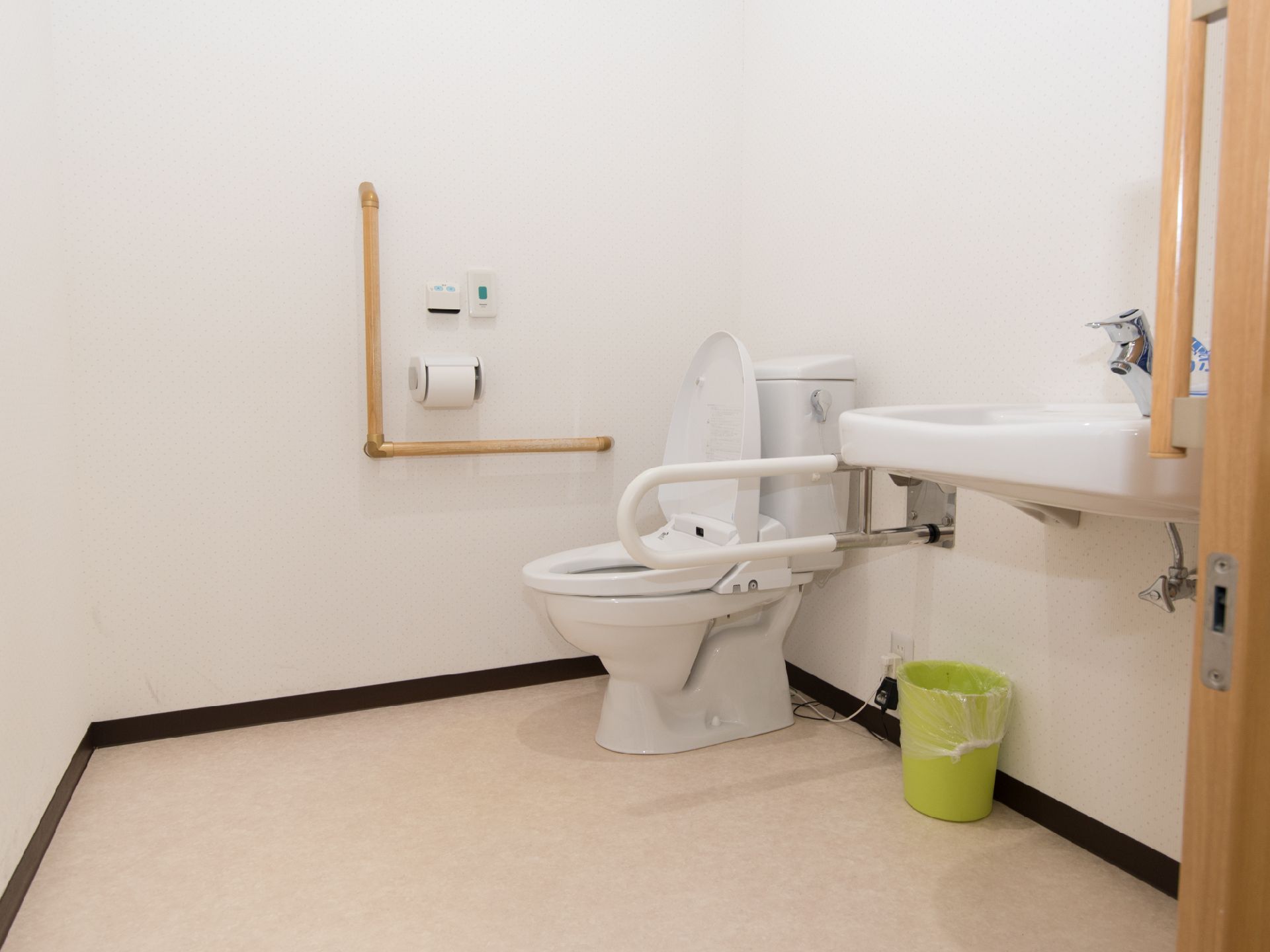 トイレには縦型の手すりやひじ置きが設置され、安全に利用できる。緊急の場合は呼び出しボタンが設置されているので安心。