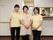施設のスタッフは女性で、おそろいの黄色いポロシャツとジャージ素材のズボンをはいている。エプロン姿のスタッフもいる。
