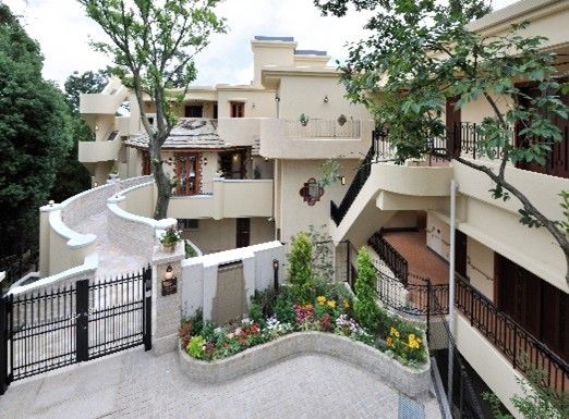 女性入居者様と楽しそうに会話しながら、診察をするスタッフ