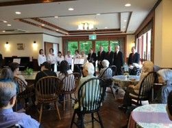 落ち着いた雰囲気の家具で統一された、広々としたロビー