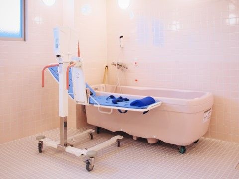 寝たままの姿勢で入浴できる、ストレッチャー付きの浴槽