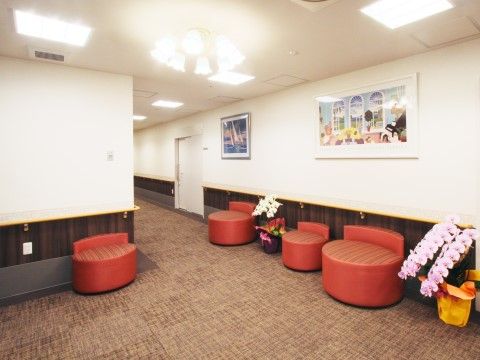エントランスには入居者様や来訪者様が気軽に使用できる談話スペースが設けられている。周りに花や絵画が飾られて親しみやすい雰囲気になっている。
