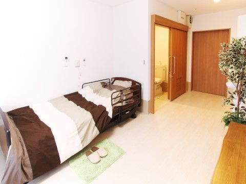 居室は日当たり良好で清潔感がある。通路を広く設けているので、車椅子をご利用の方も安全に使用することができる。