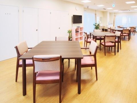 広い食堂はスペース活用のため、食事の時以外には機能訓練室やアクティビティの場として使用している。入居者様の大切な交流の拠点となっている。