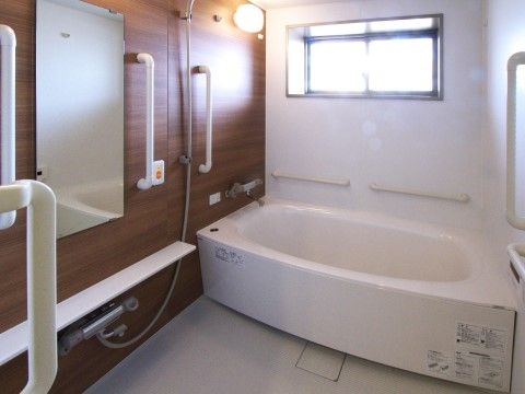 入浴のサポートが必要ない方は通常の浴室を使用することができる。浴室内には手すりや呼び出しボタンが設置されているので安全に利用できる。
