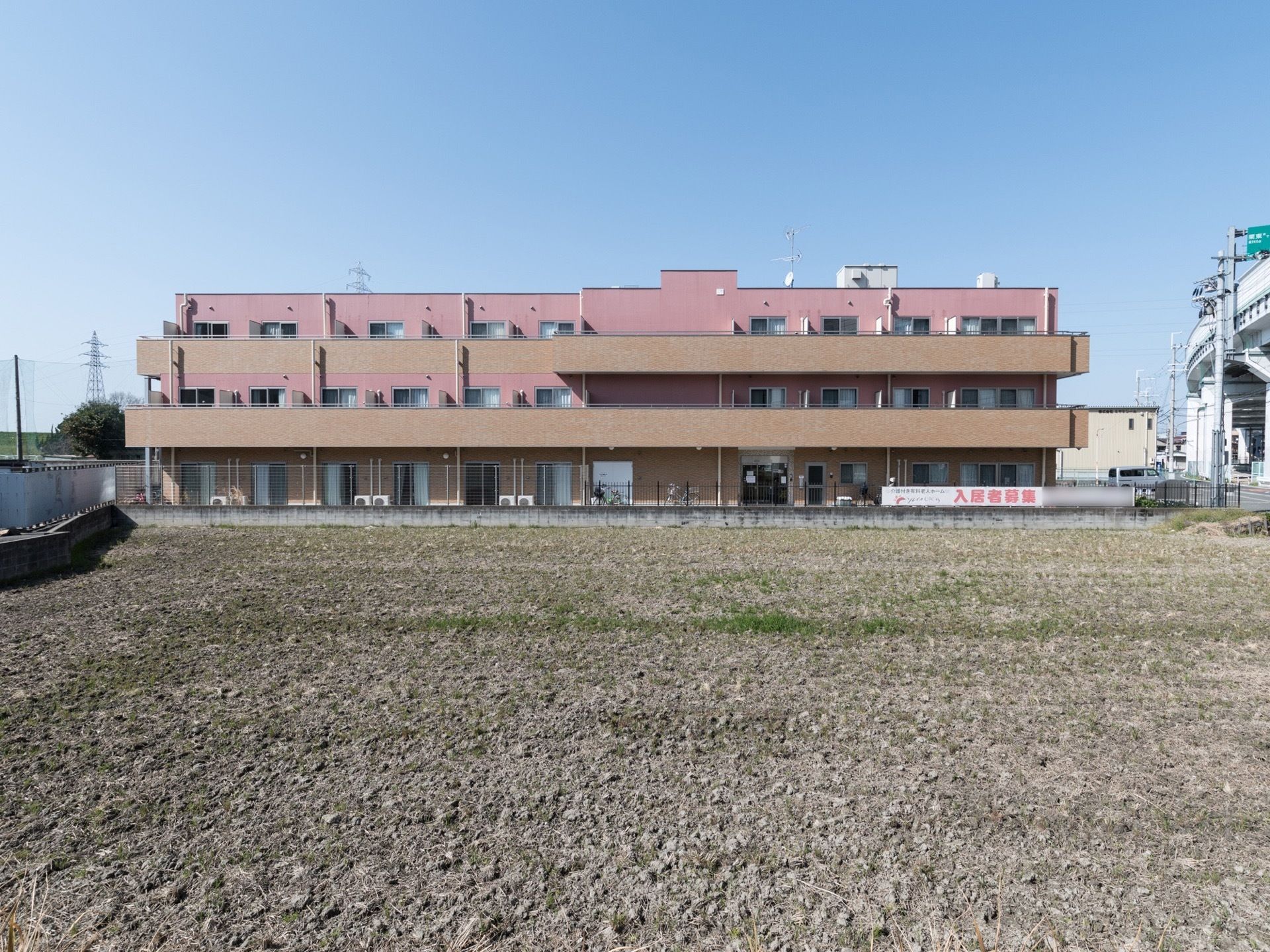 ３階建の建物である。目の前が空き地になっているため、遮るものがなく開放感がある。高速道路が傍を通っている。