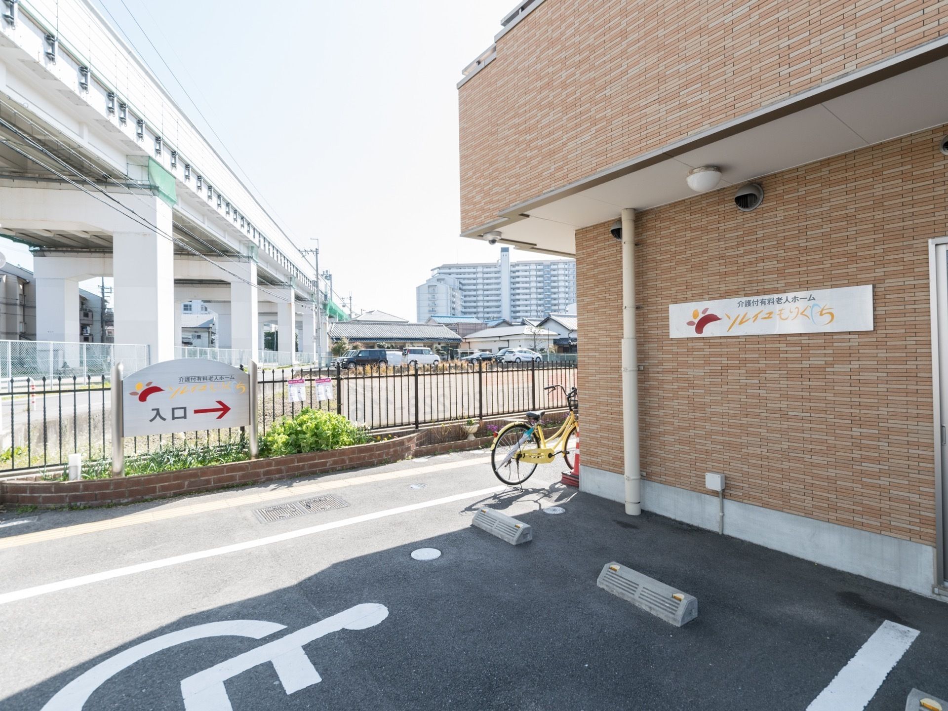施設敷地内に設けられている、車椅子をご利用の方専用の駐車場
