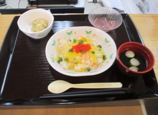 デザートが付いた、ちらし寿司と吸い物のセット