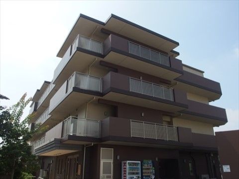 「ニチイケアセンター世田谷大蔵」の外観。ベランダ場所を設けており、4階建てのマンション風な施設になっている。