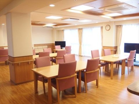 「ニチイケアセンター世田谷大蔵」のリビング。入居者様の方々とコミュニケーションを取ることで、友達の和が広がる。