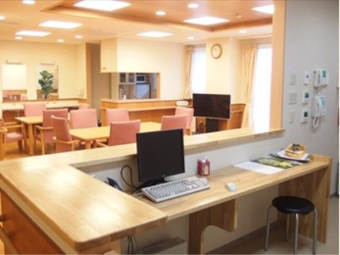 「ニチイケアセンター世田谷大蔵」のスタッフステーション。入居者様を状態を見守り続けられるようリビング横に設けている。