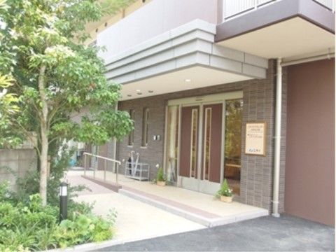 「ニチイケアセンター世田谷大蔵」のエントランス。自動扉になっており、センサーが人を感知し開けてくれる。