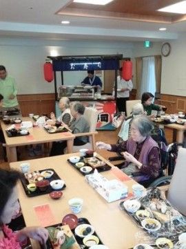 「ニチイケアセンター世田谷大蔵」のイベント食。普通食だけでなく、外部の方を招いて美味しいお食事をいただける。