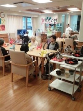 「ニチイケアセンター世田谷大蔵」の敬老の日。入居者様に気持ちを込めて特別料理をご用意している。