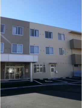 「ニチイケアセンター島田金谷」の外観。数十台止められる駐車スペースを用意し、お車での来訪もできる。
