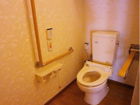 「ニチイケアセンター島田金谷」のトイレ。緊急事態にも迅速に対応できるよう、ナースコールを介助手すり脇に設けている。