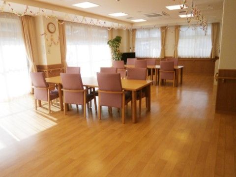 「ニチイケアセンター島田金谷」のリビング。読書、お喋りの場、趣味の時間を使用できる広いリビングを完備。