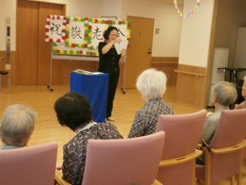 「ニチイケアセンター島田金谷」のイベント・レクリエーション。手品を見せてもらい、入居者様を驚かしている。