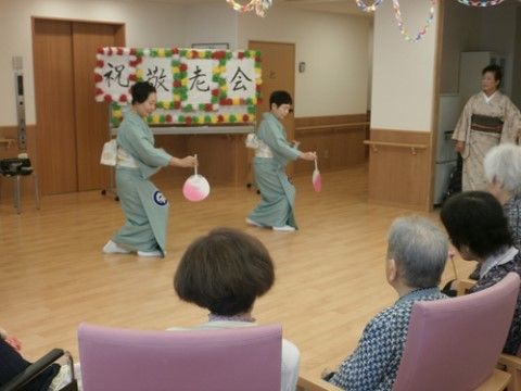 「ニチイケアセンター島田金谷」のイベント・レクリエーション。着物を来た踊りを入居者様の前で披露する。