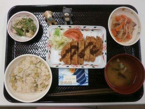 「ニチイケアセンター川西多田」のお食事。茶飯、御浸し、きんぴら等のお食事メニューをご用意している。