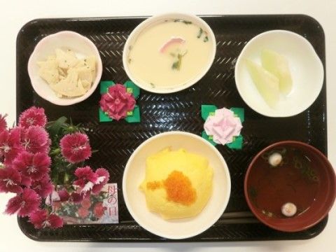 「ニチイケアセンター川西多田」のお食事。可愛いお花を添えて感謝の気持ちを込めて、お出ししている。