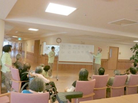 「ニチイケアセンター川西多田」のイベント・レクリエーション。椅子に腰掛けながら脳内に酸素を送り、認知症の進行を阻止している。