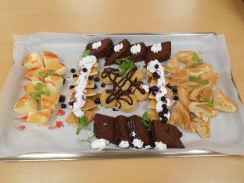 「ニチイケアセンター練馬さくら台」のケーキバイキング。多くのケーキがバイキング形式でいただける。