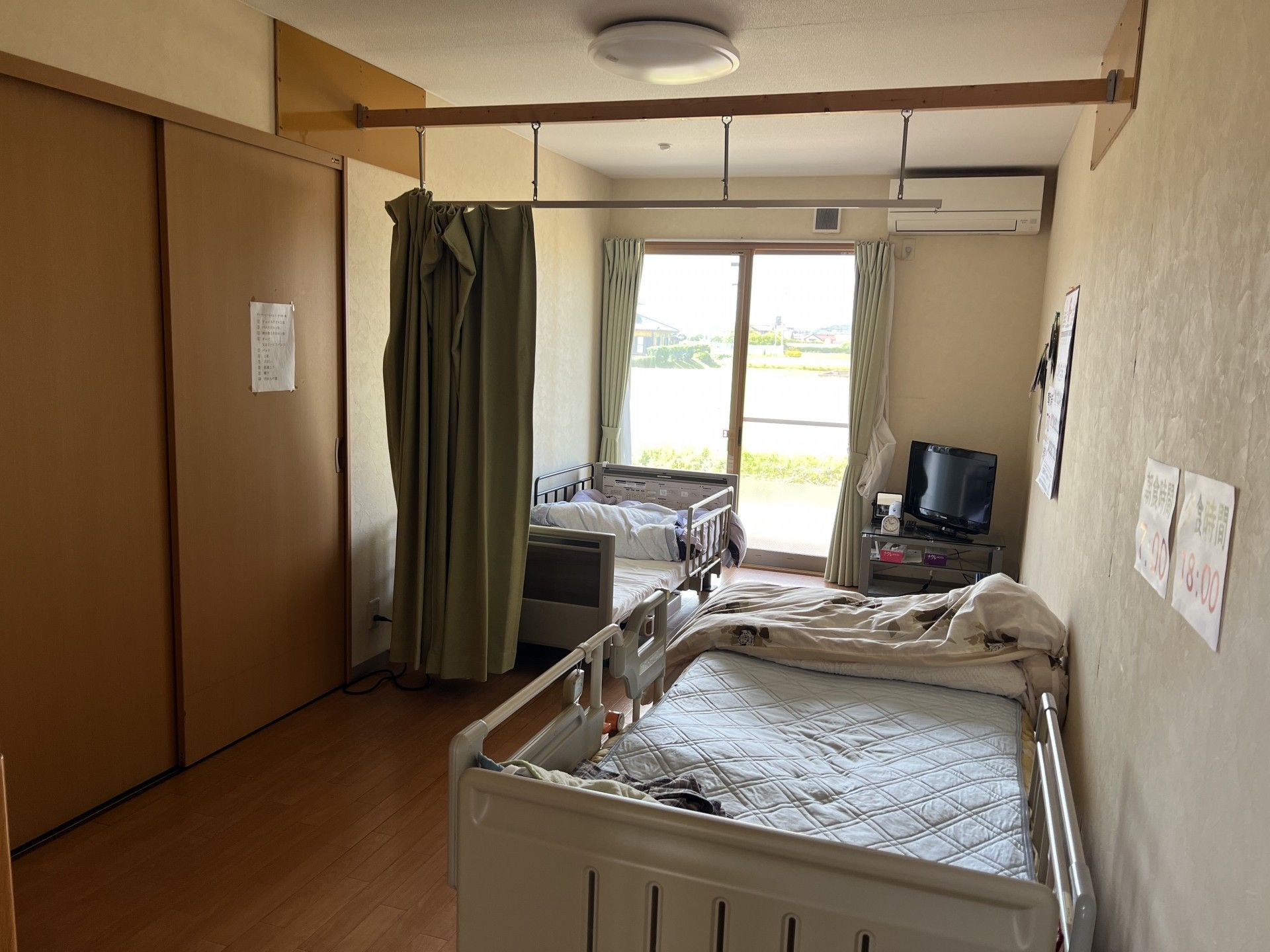 「ホームふるさと」の居室。クローゼットを居室に完備しており、自宅からの私物を綺麗に収納できる。