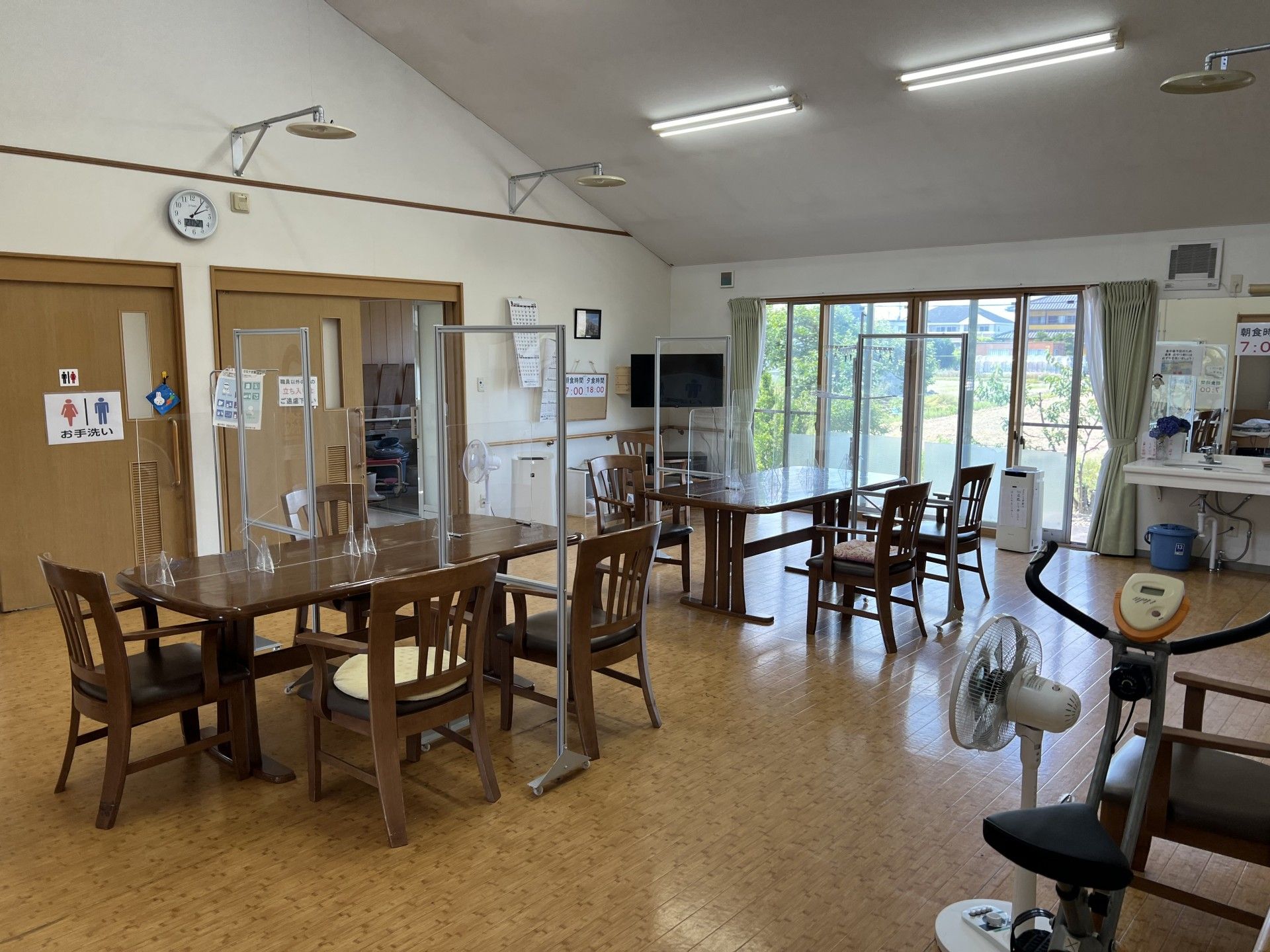 大きな窓がある明るい食堂にはテレビが設置されている。食事以外の時間は入居者様が自由に使える居間として利用されている。