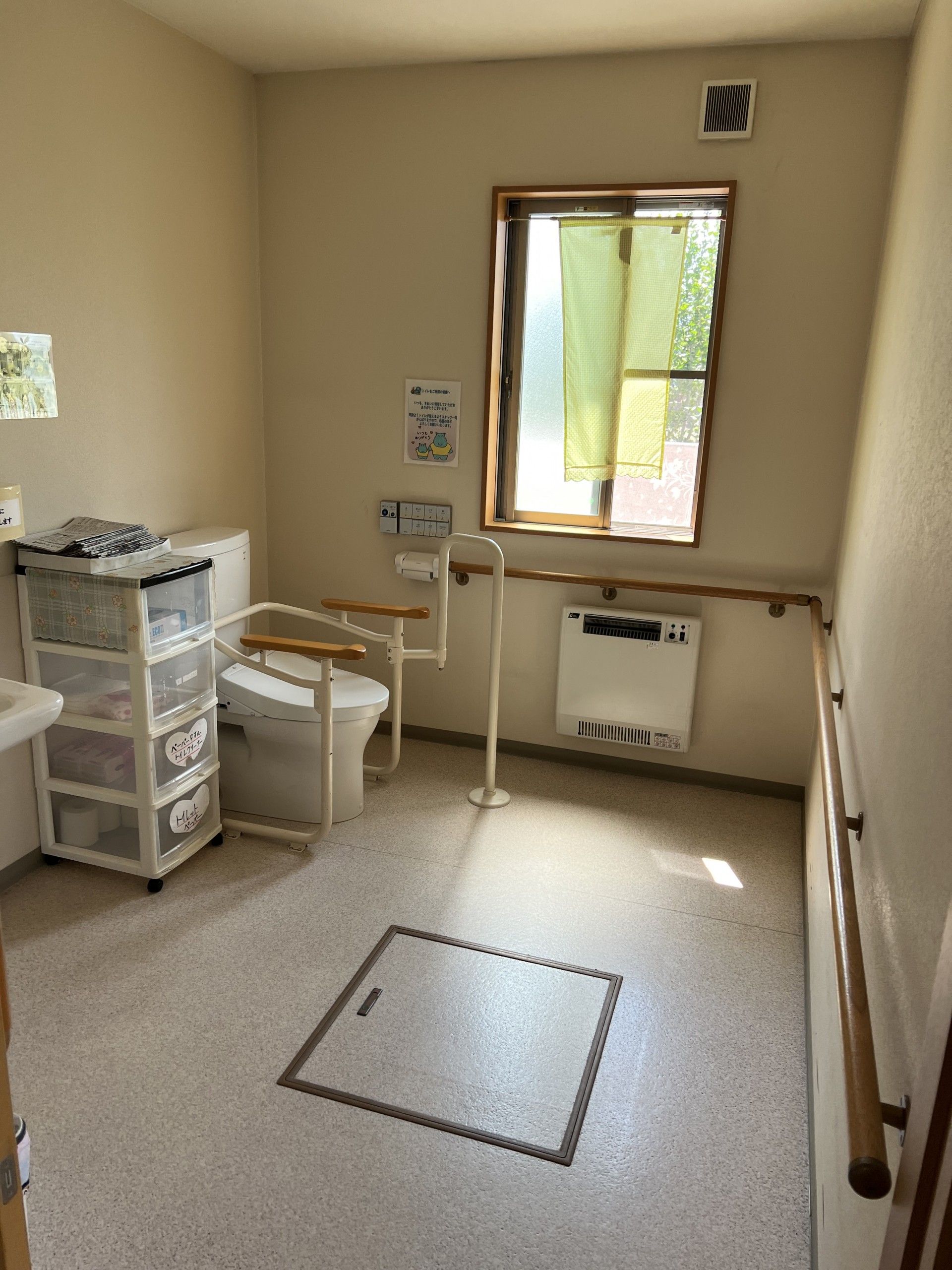 高齢者でも使いやすい洋式トイレが設置され、温水洗浄暖房便座が付いている。周囲にはひじ掛けや手すりが取り付けられている。