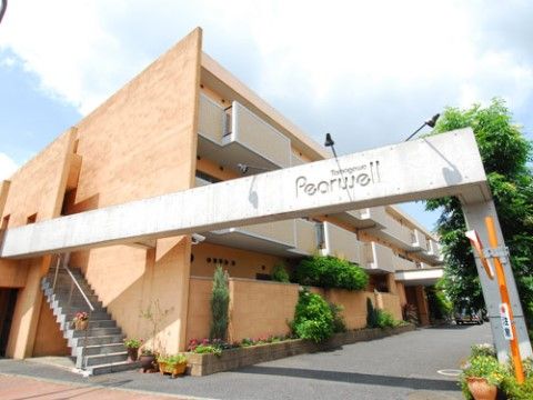 ペアウェル多摩川の外観。オレンジの暖色が優しい印象を与える外壁が特徴的な施設外観。