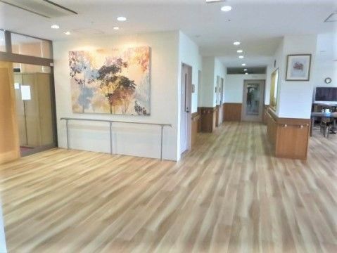 ペアウェル多摩川のロビー。鮮やかな絵画を飾ったロビーは、清潔感溢れる居心地の良い空間です。