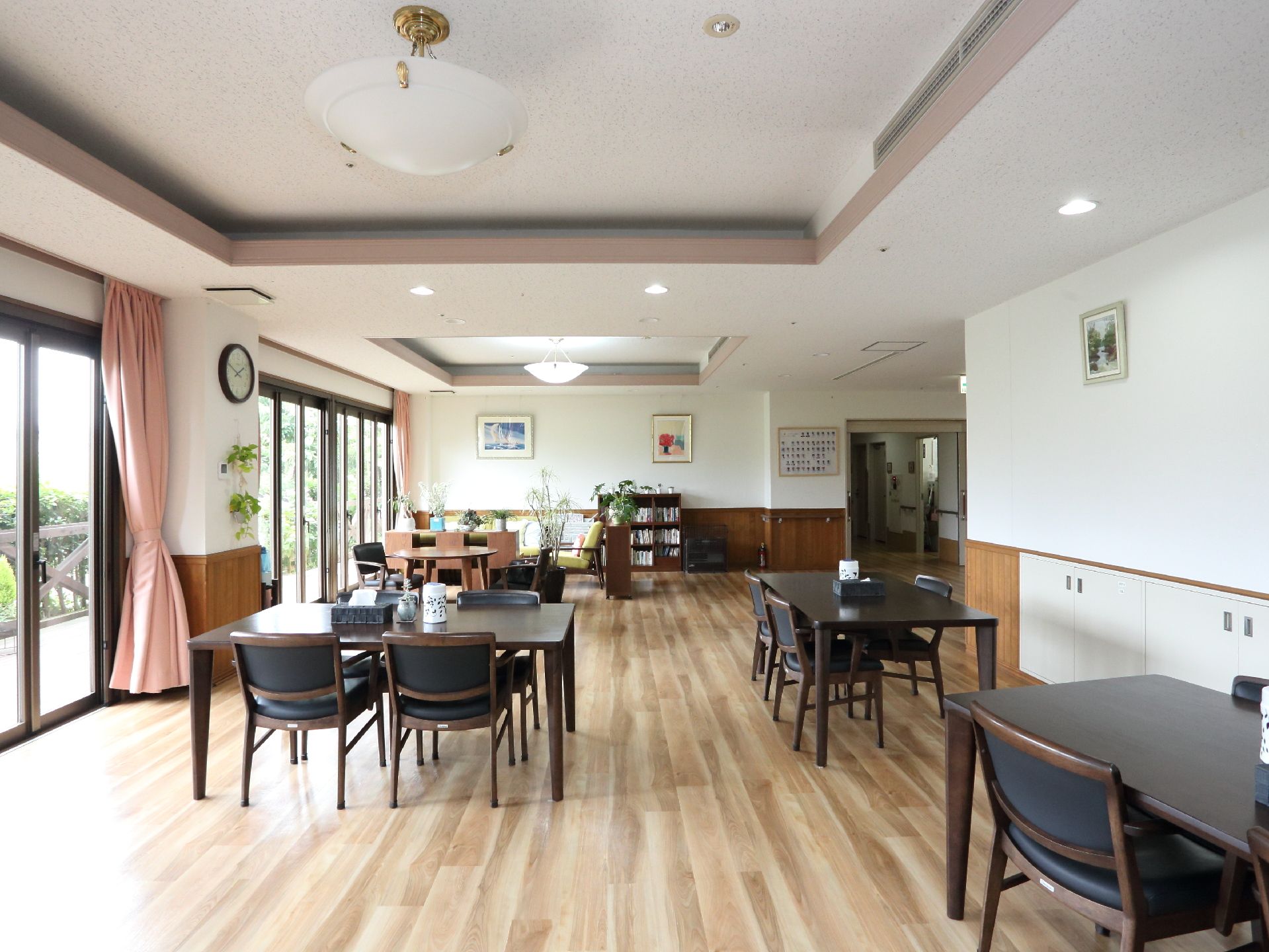 食堂は天井にはオシャレなライトがあり壁には手すりが設置されている。廊下から繋がっているホールになっているので出入りしやすい構造になっている。