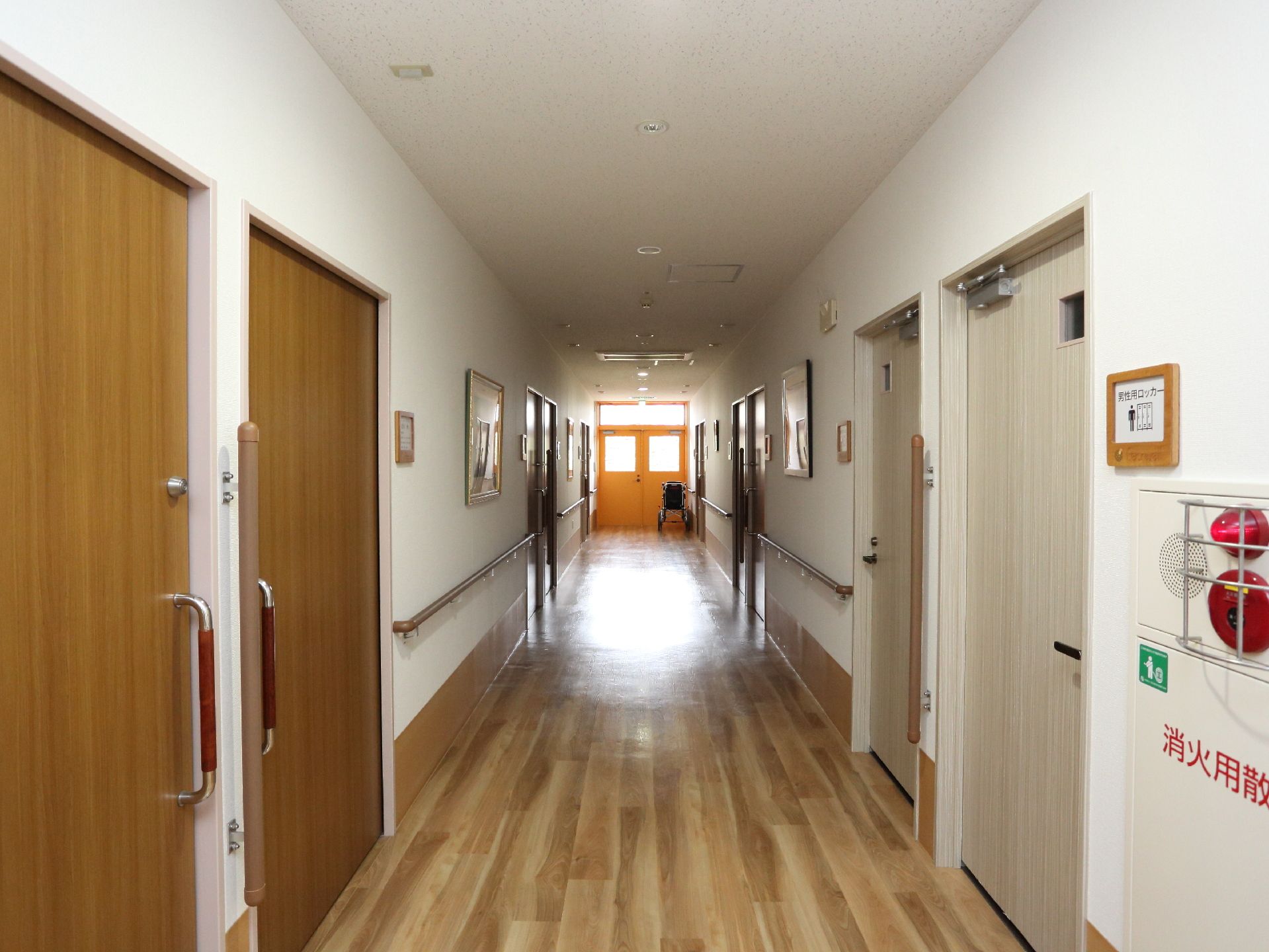 白で統一された清潔感のある空間には両側に手すりが完備されている。居室は引き戸タイプなので出入りが便利。