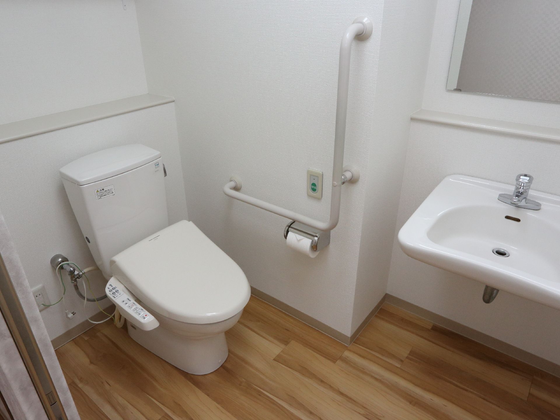 清潔感のあるトイレにはウォシュレットと手洗いが完備。また、Ｌ字型の握りやすい手すりが完備で1人でも安心。