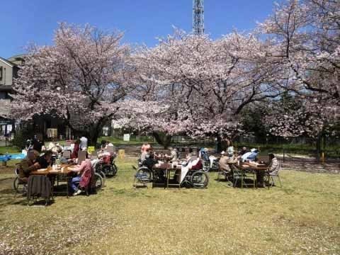 ペアウェル多摩川の外出イベント。季節に沿ってお散歩やお花見、花火見物などへ繰り出す外出イベントがございます。