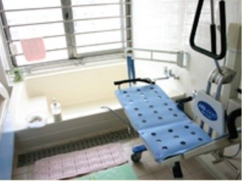 寝たままの姿勢でも入れるよう、ストレッチャーが置かれている浴室