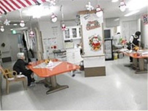 季節の装飾が施されている館内で、椅子に座って寛ぐ女性