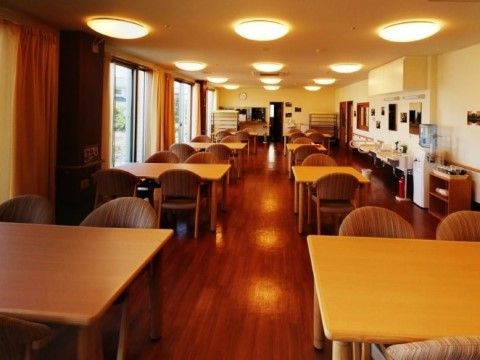 グリーンテラス湘南藤沢の食堂。車いすでのご利用が楽に行えるテーブルセットや整備されたフローリングなどを完備しております。