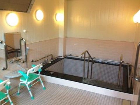 グリーンテラス湘南藤沢の浴室。大きな浴槽で手足を伸ばしてゆっくりとご入浴をお楽しみいただけます。