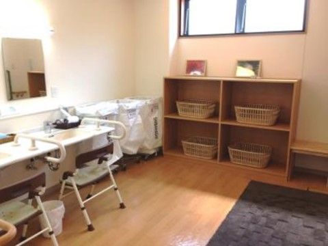 グリーンテラス湘南藤沢の脱衣所。ご入浴後もゆっくりとしていただける大きな脱衣所をご用意しております。