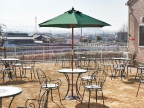 グループホーム れんげハウスのテラス。日中は日差しが眩しい、気持ちのいい空間で入居者様がおしゃべりを楽しんでいます。